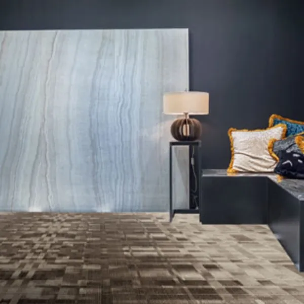 Grey Striped Hotel kovrolin