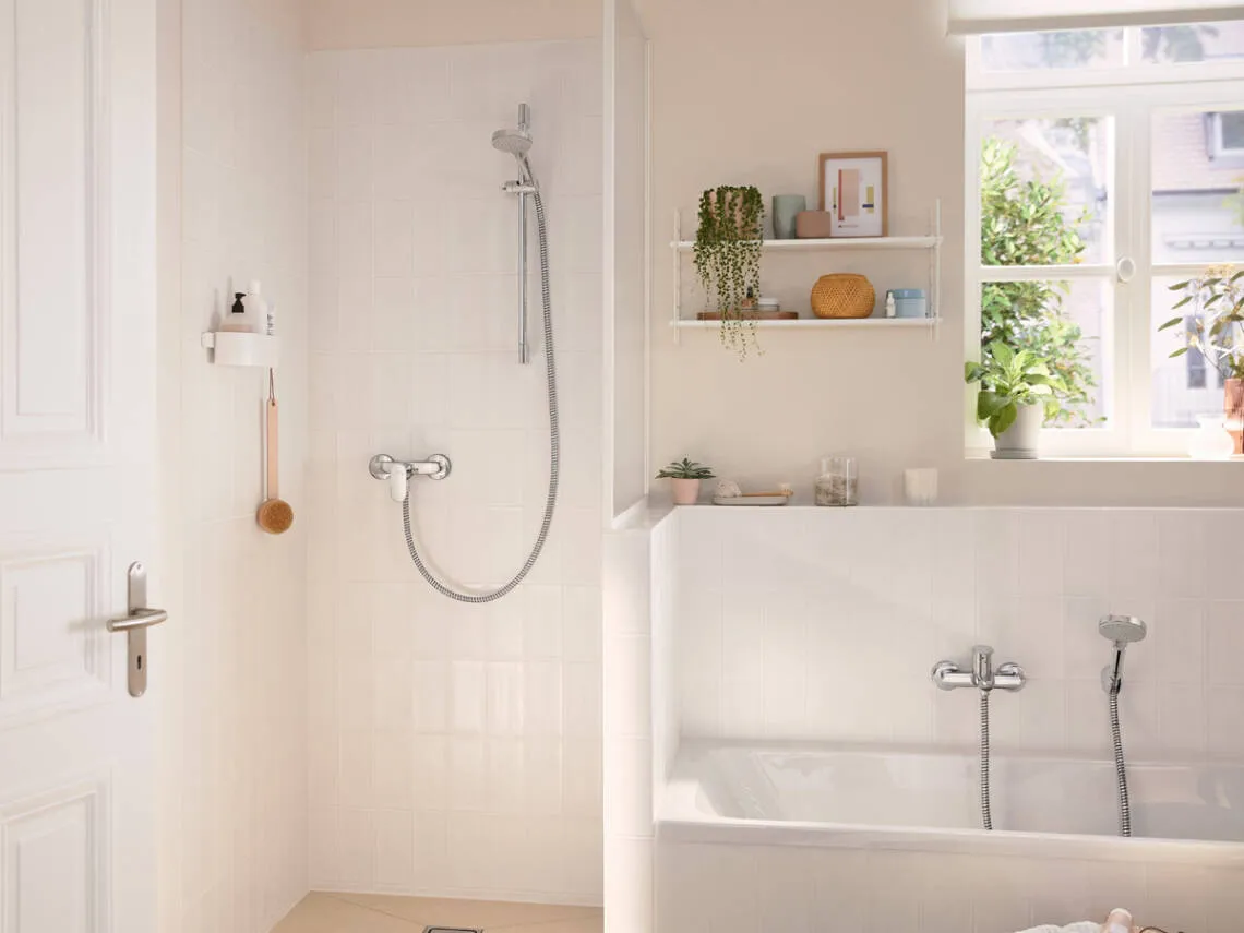 Rebris S Bath-rim mixer 2-hole with diverter and Vernis Blend hand shower Vario